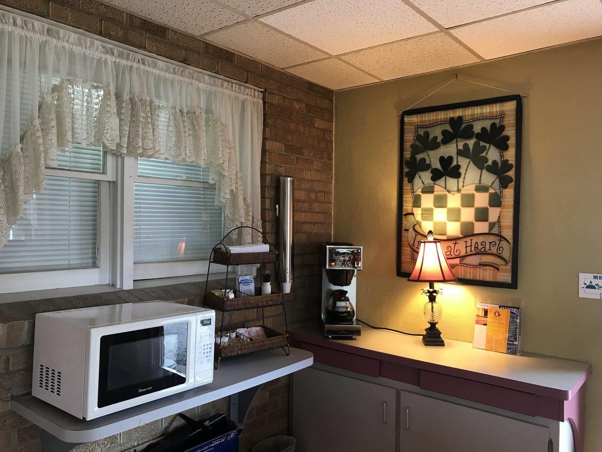 Mcgovern'S Motel And Suites Sun Prairie ภายนอก รูปภาพ
